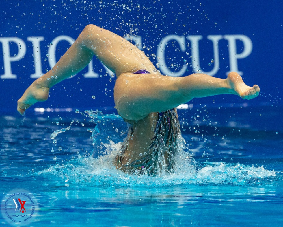 Synchronous swimming naked