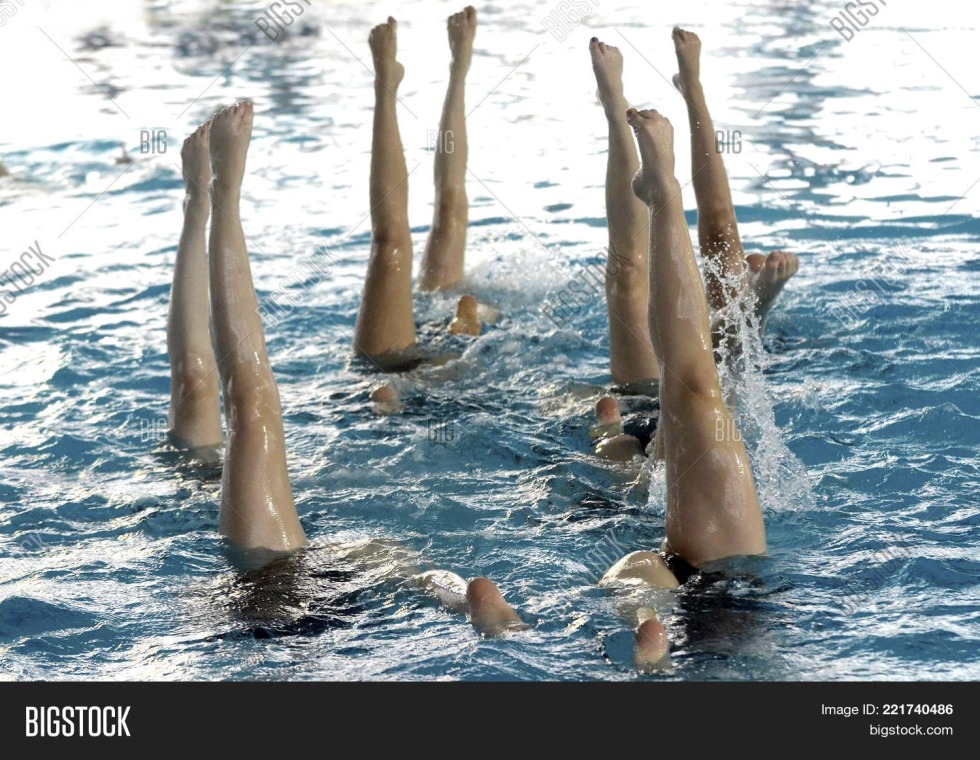 Synchronist unshaven legs