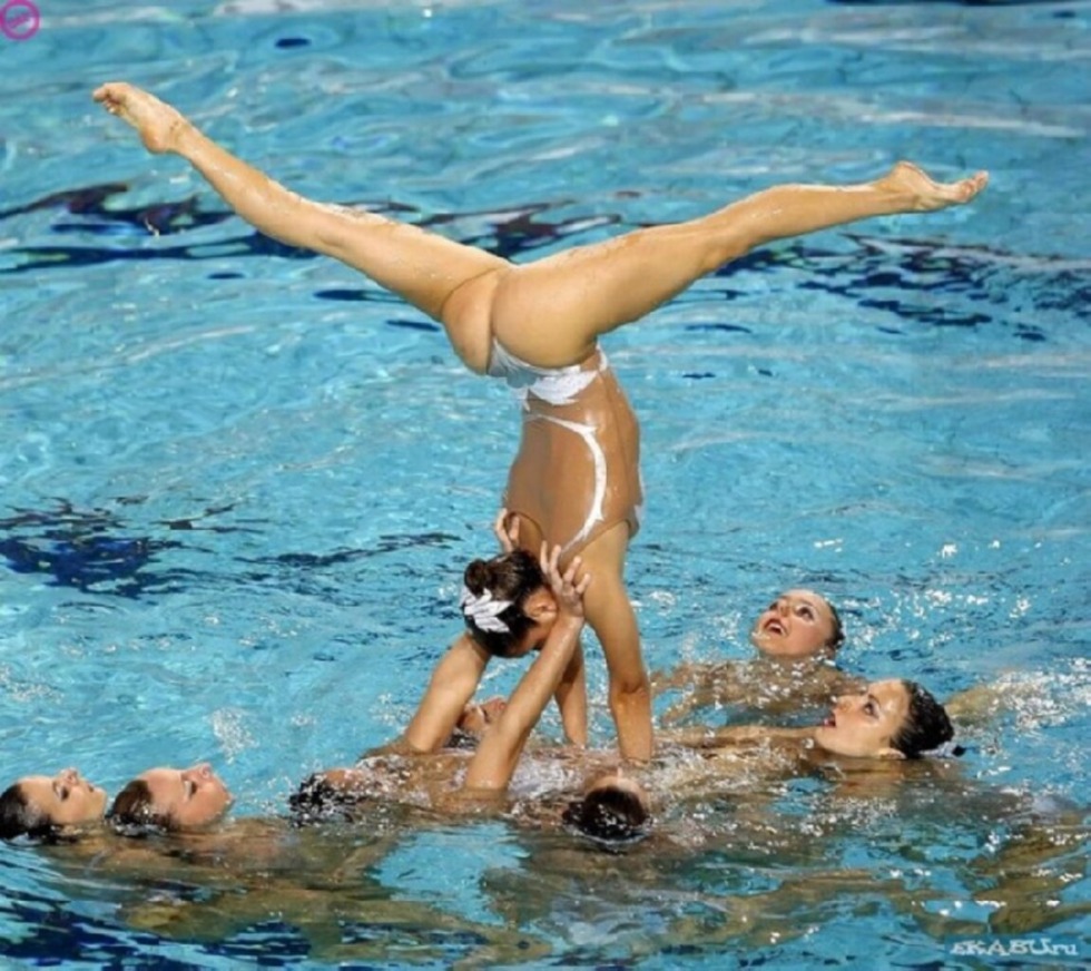 Synchronists in the pool piquant