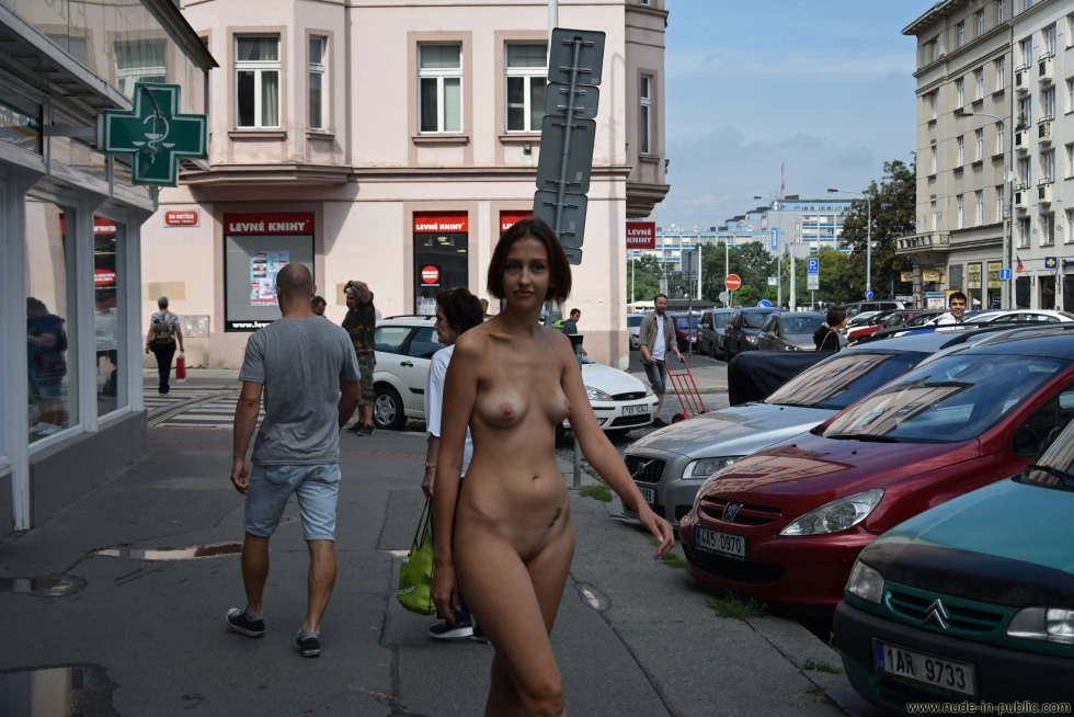 NIP 2020 06 29 Denisa a Downe Prague Set2 27 PX 50 57 8MB nude