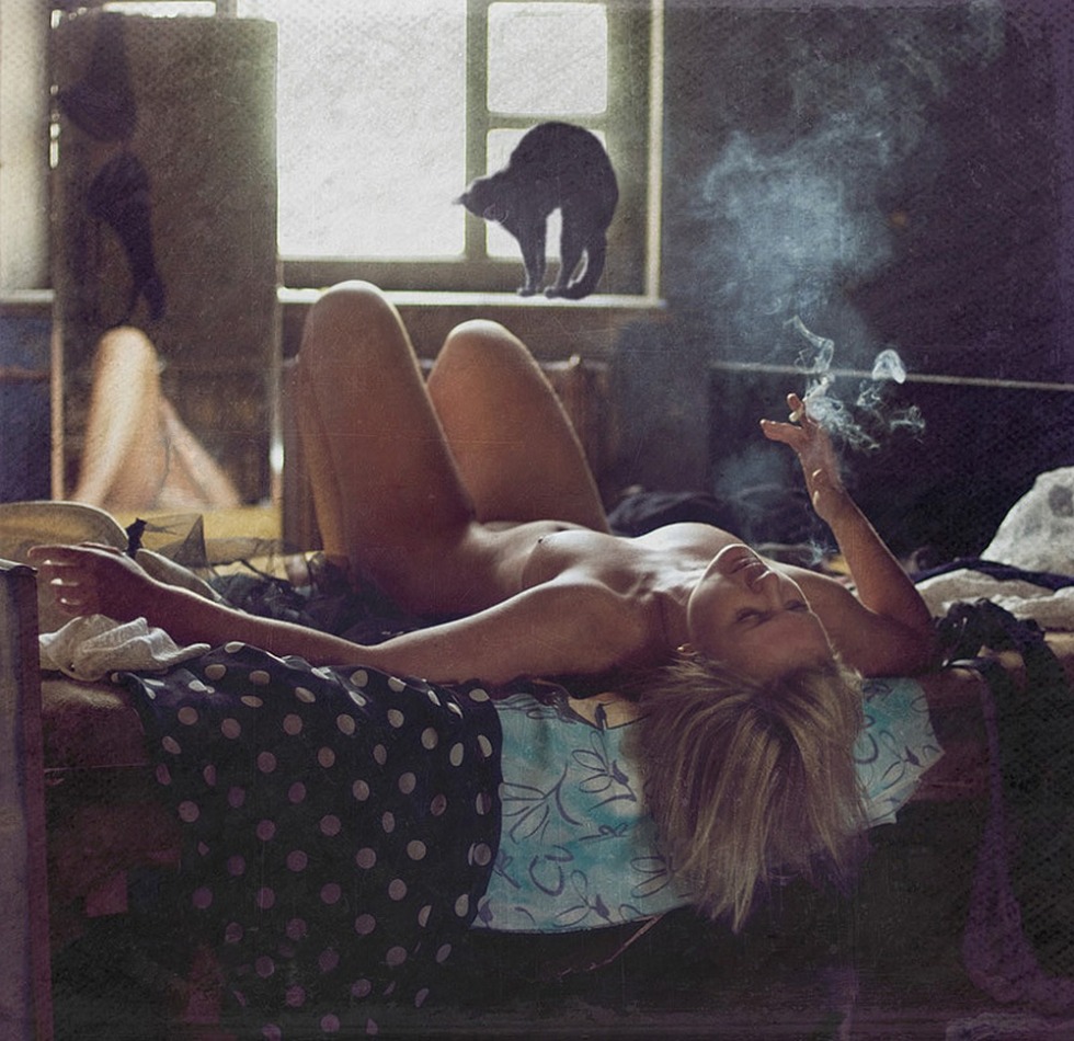 Smoking girl and cat nude