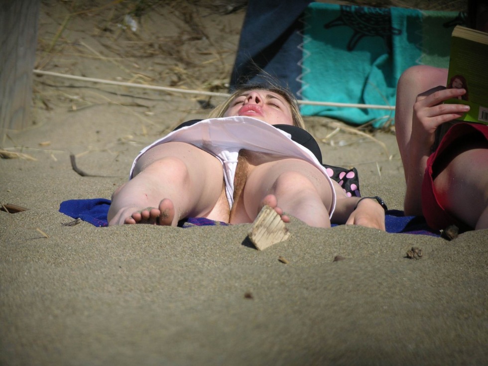 Girls on the beach spied