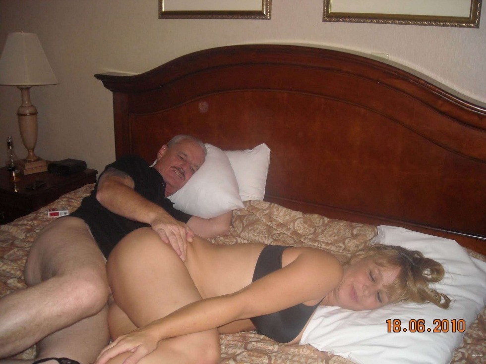 Mature pairs in bed naked