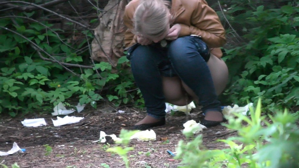 Female pissing in nature spied