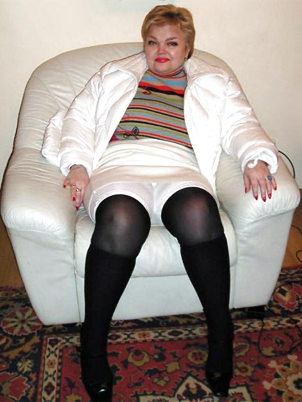 Women Pissing in Pantalones