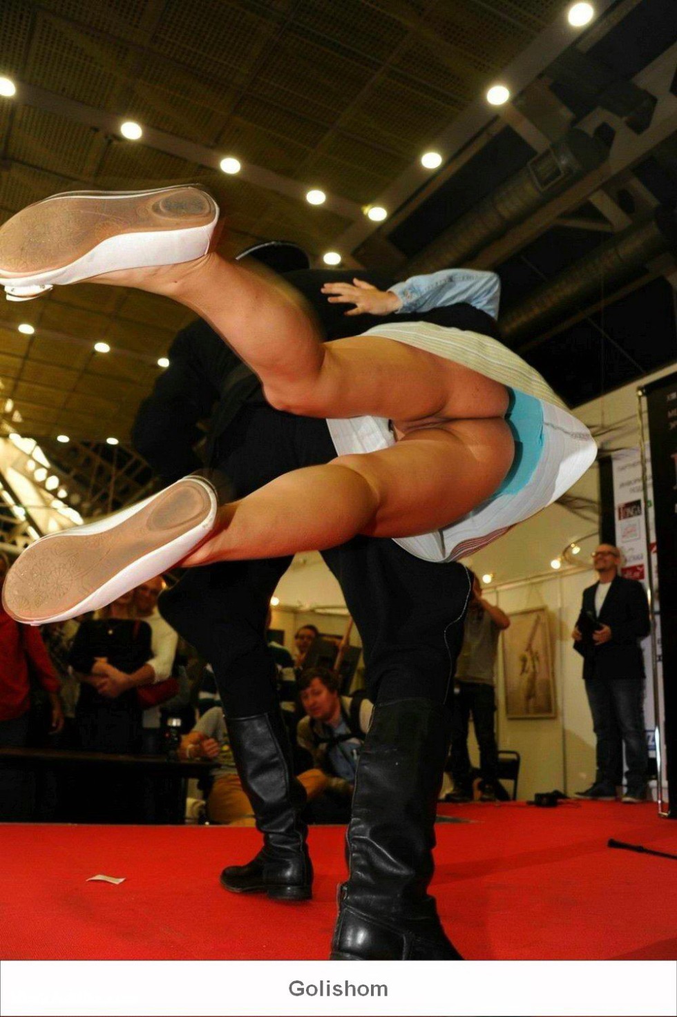 Girls dance without panties