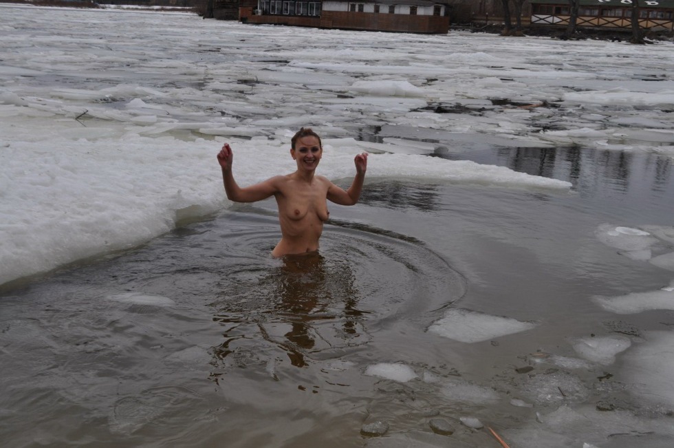 Naked girls bathed in an ice hole