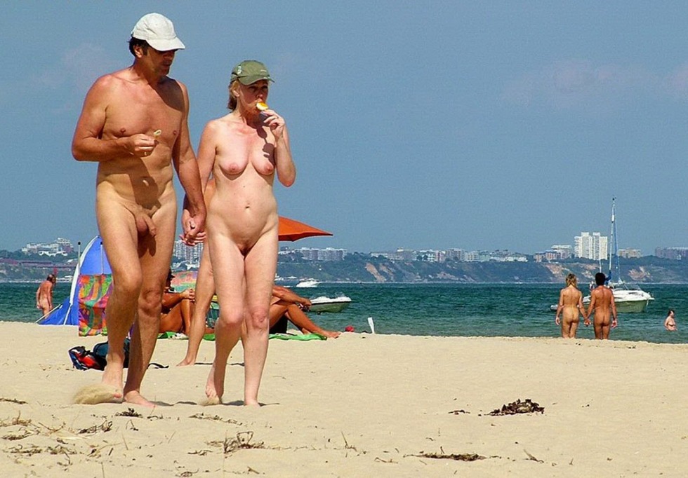 Male exhibitionism on the beach