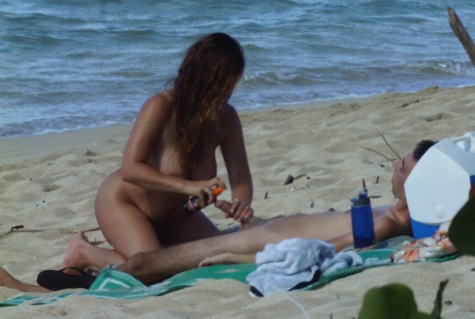 A couple was burned on the beach