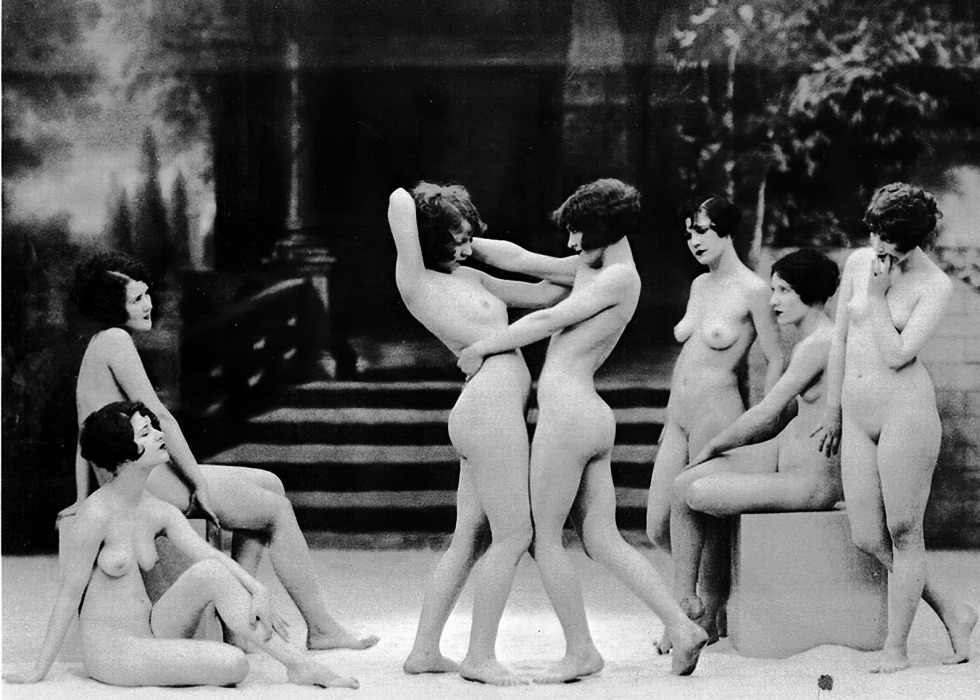 The first pictures of naked women