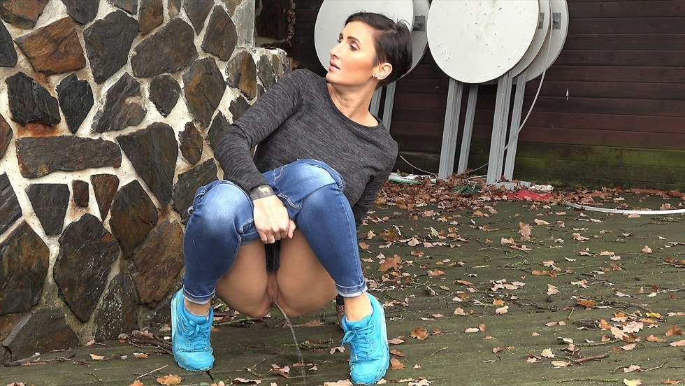 Pissing of beautiful girls