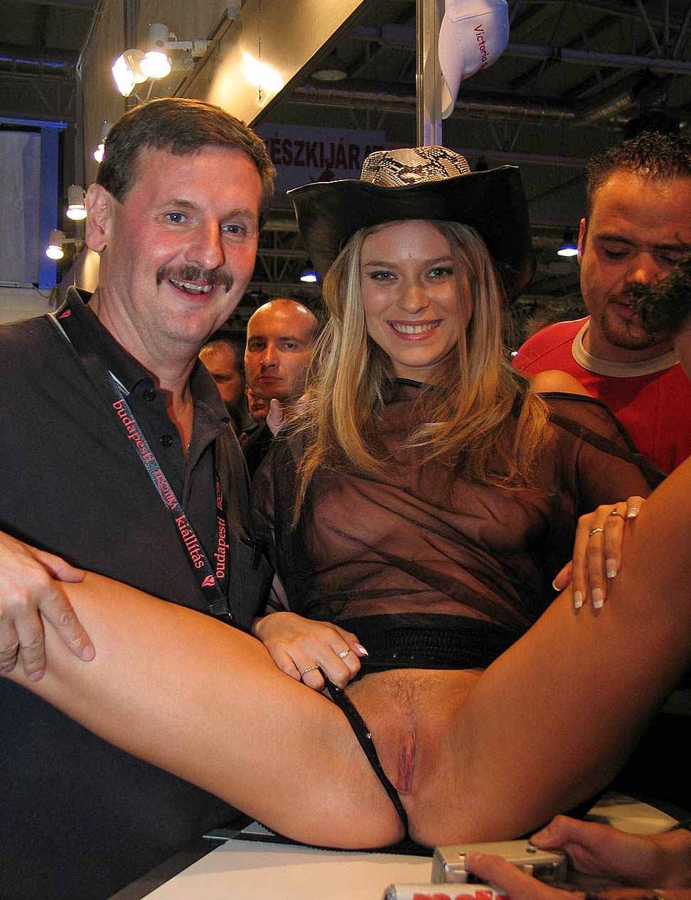 Spread her legs in front of the public