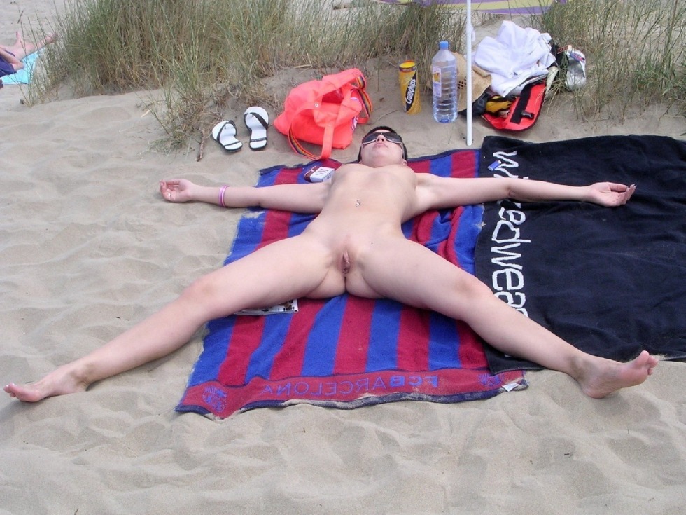 Girls sunbathe without panties