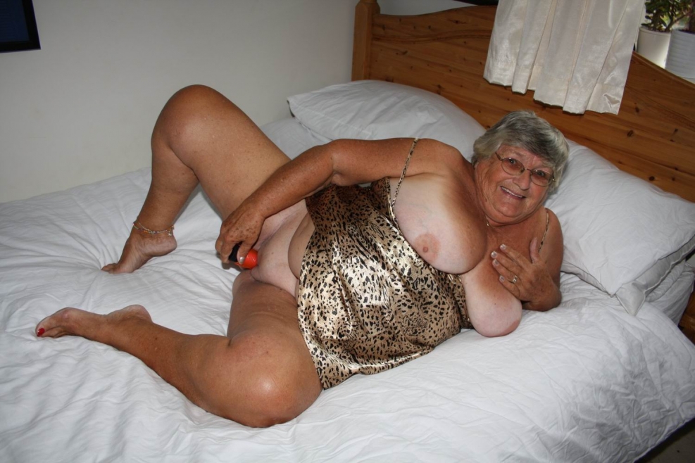 Pornodel Grandma Libby in pantyhose