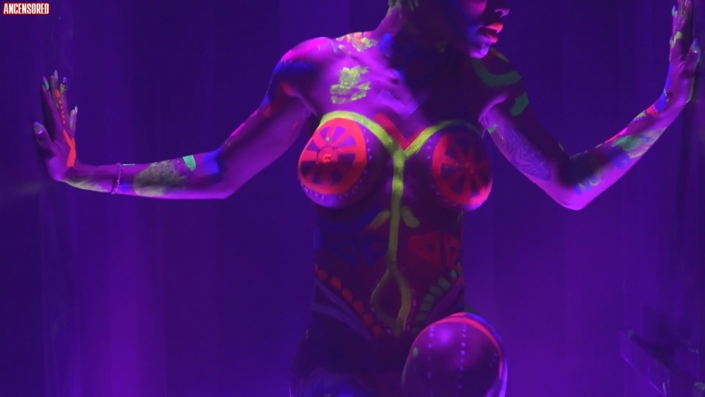 Teyan Taylor Naked breasts