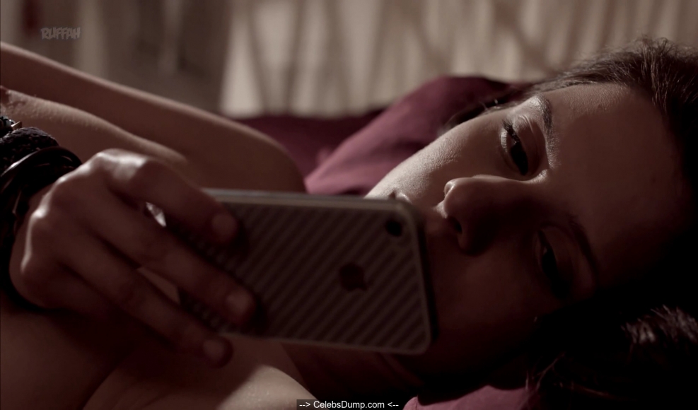 Zoey Deutch Nude Sexy Pics and Topless Sex Scenes