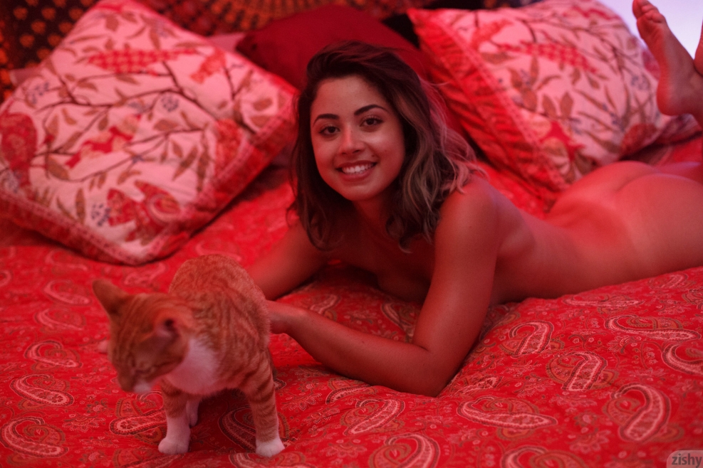 Victoria Banxxx shines panties