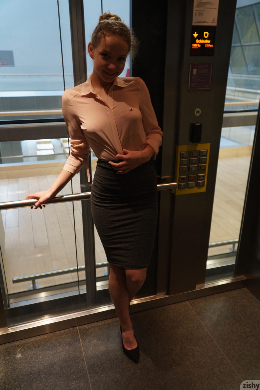 Faina Bona: Room Hitchhiker