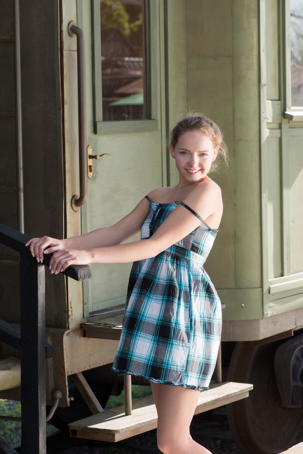 Faina Bona: Room Hitchhiker