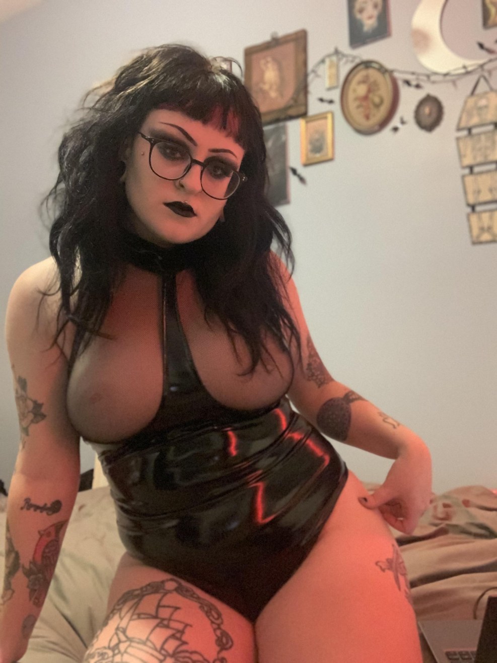 Alice Bong model naked pussy