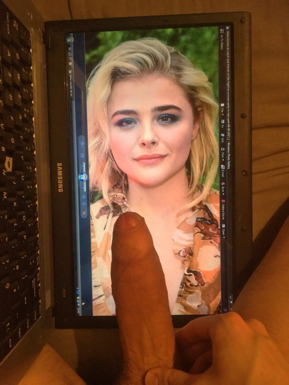 Chloe Market spread his legs