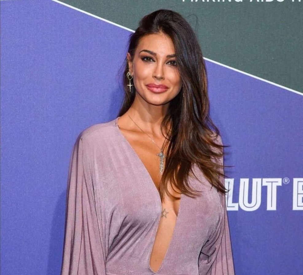 Marisa Papen photo with sharks