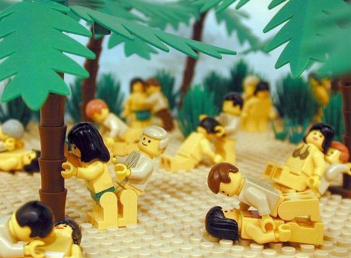 Sexy Naked Girls That Play Lego