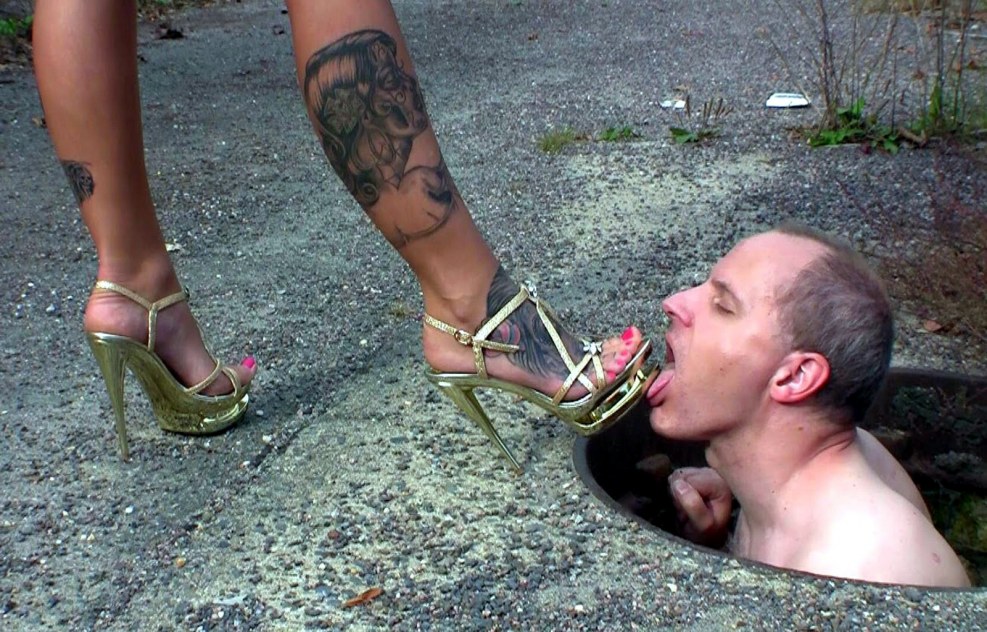 Large women dominate