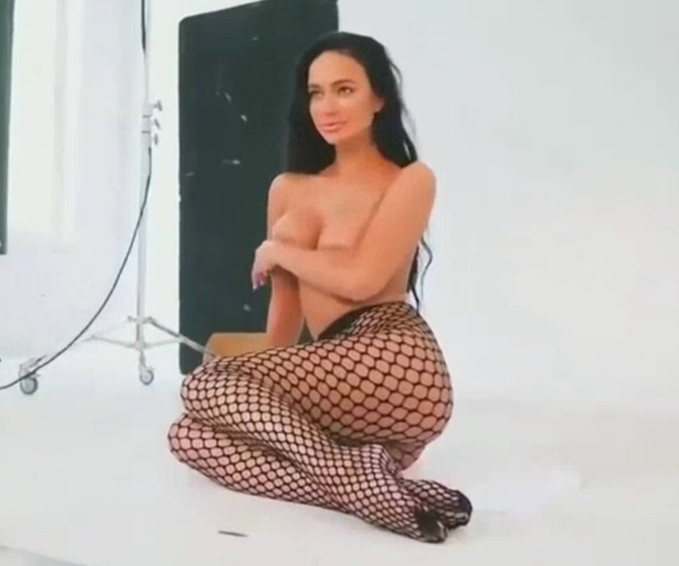 Jan Koshkina barely exposed