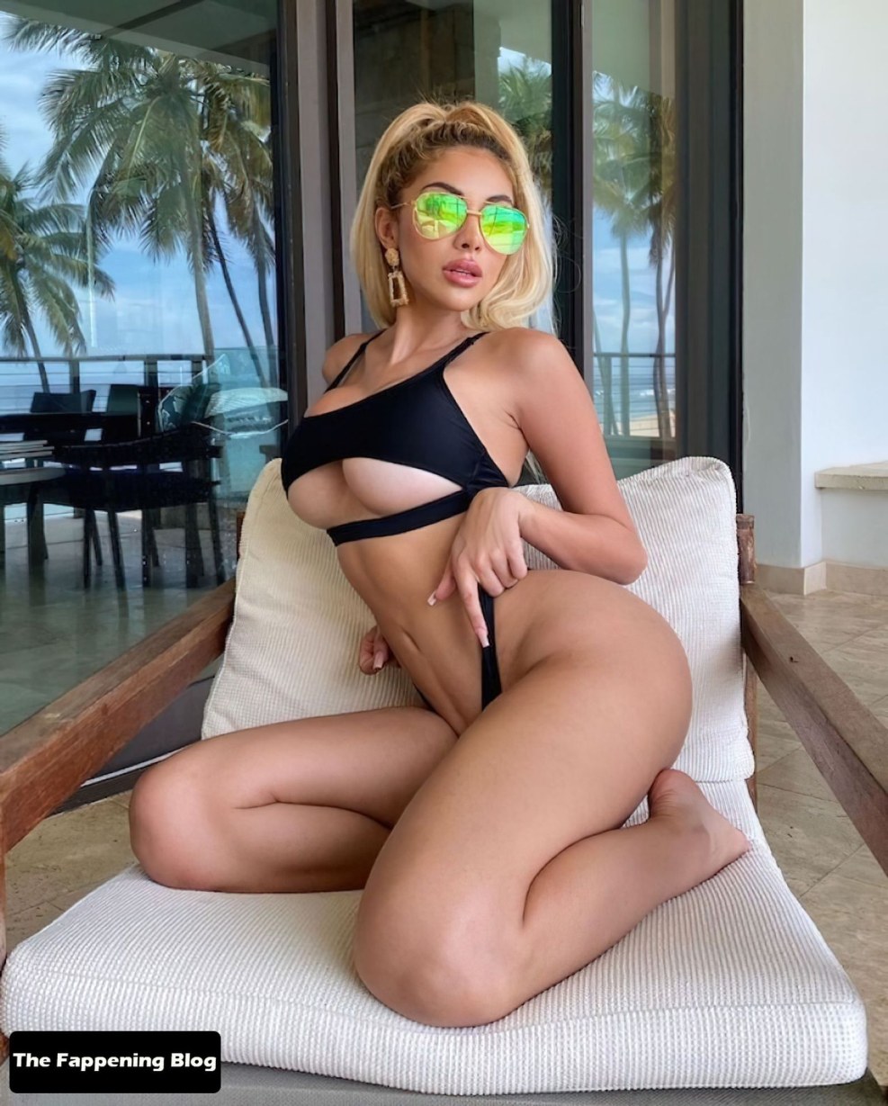 Nikki Delano rides a member