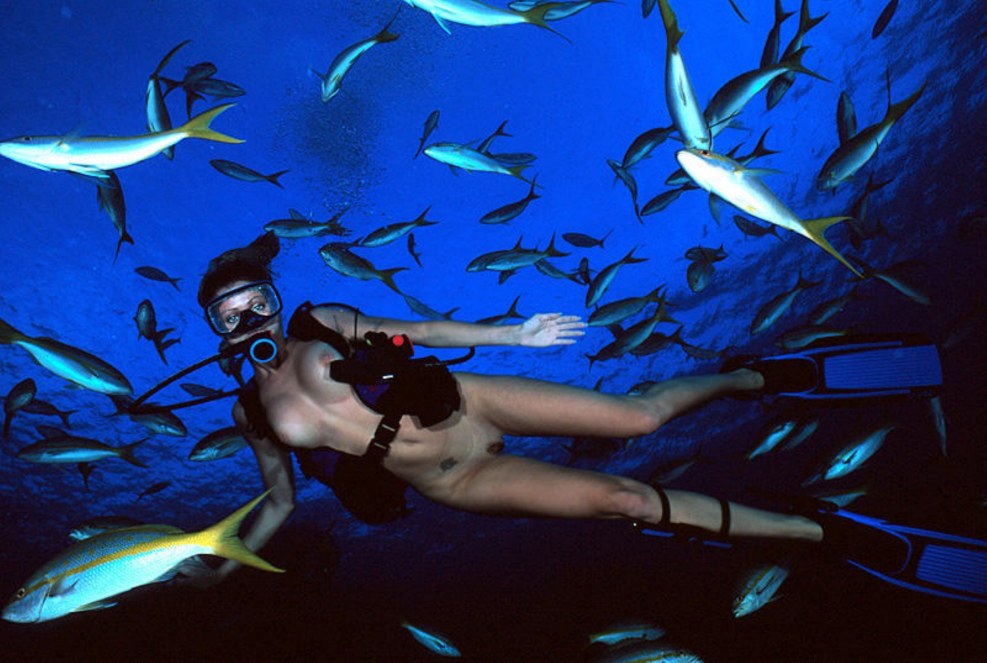 Naked underwater diving