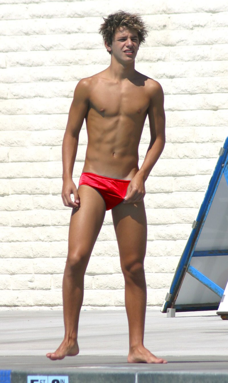 Gays Boys Twinks Ritsarari is fighting with a sword