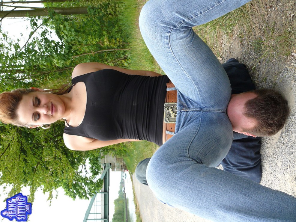 Mature sat on the guy's face