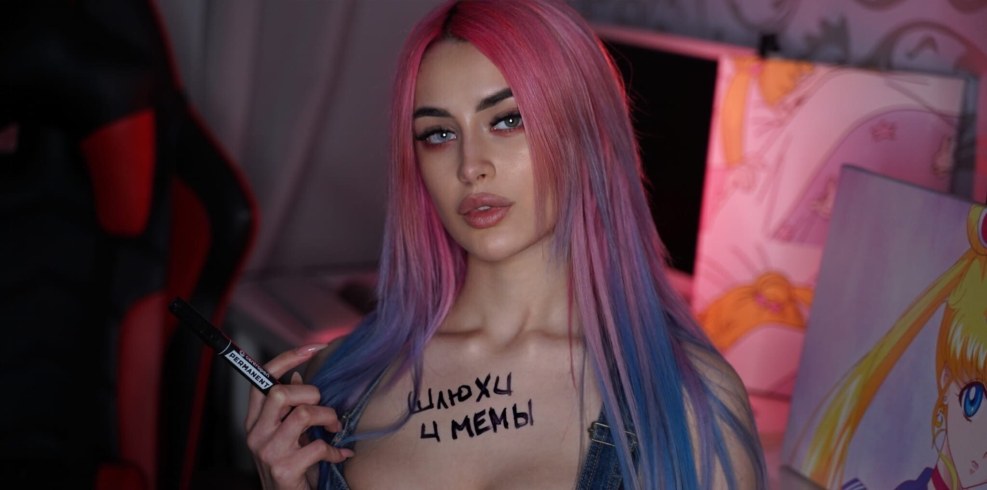 Plums of streamers Moran Bathori