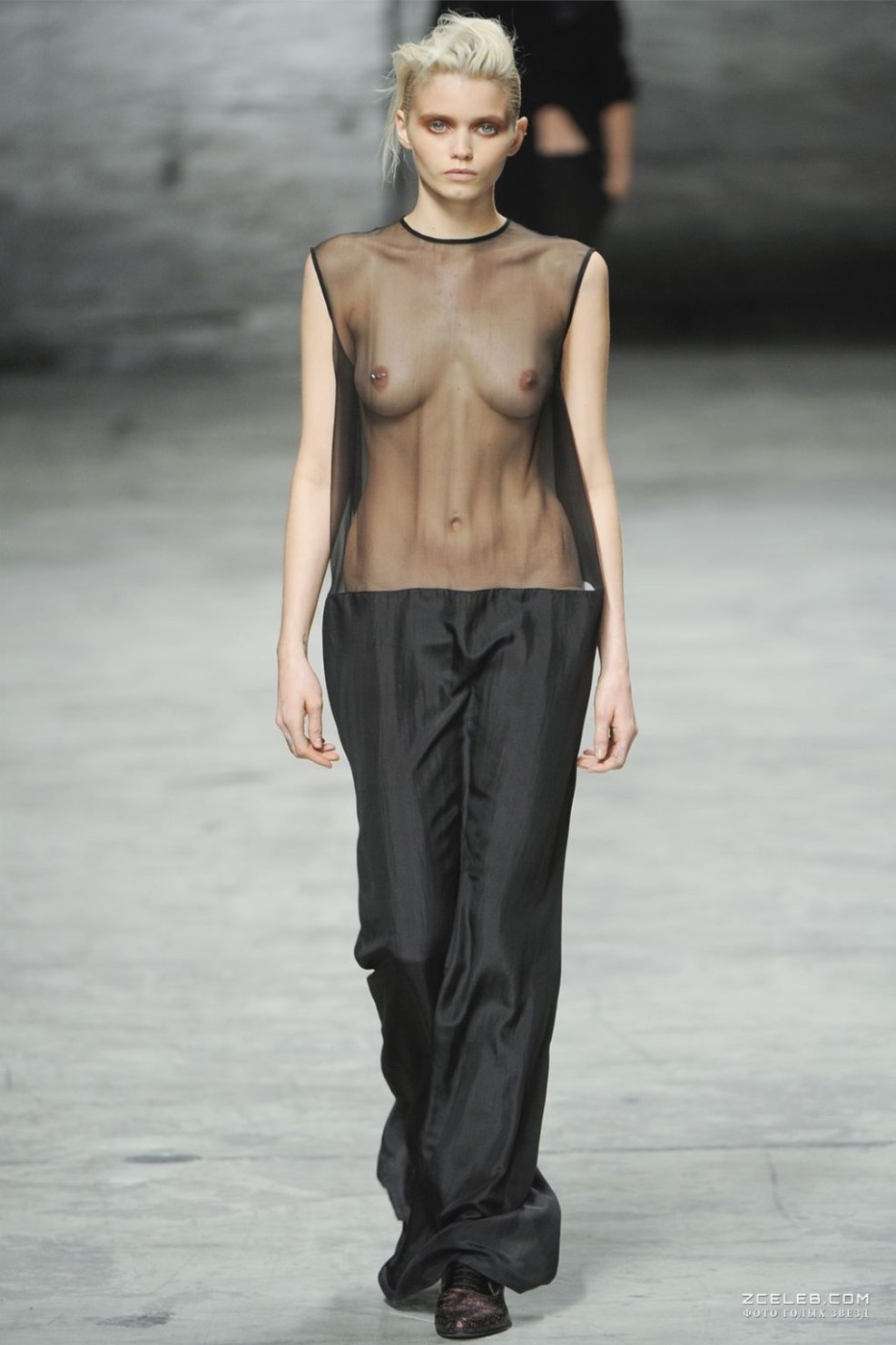 Cisgender woman Abby is naked from los2