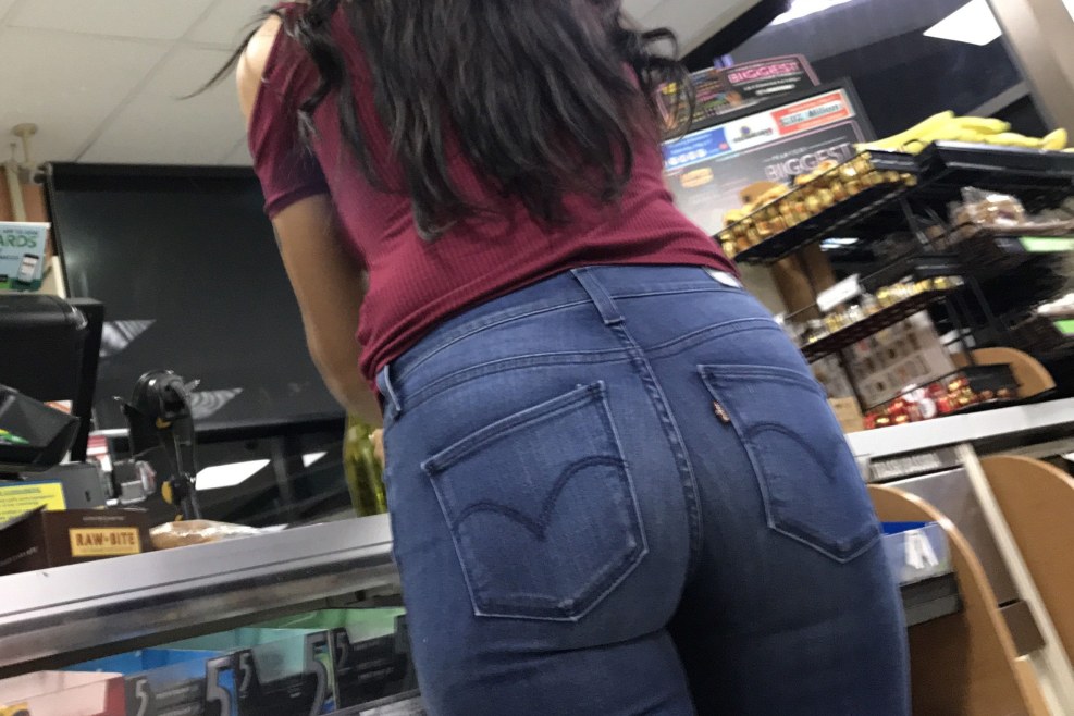 Juicy buttocks in jeans