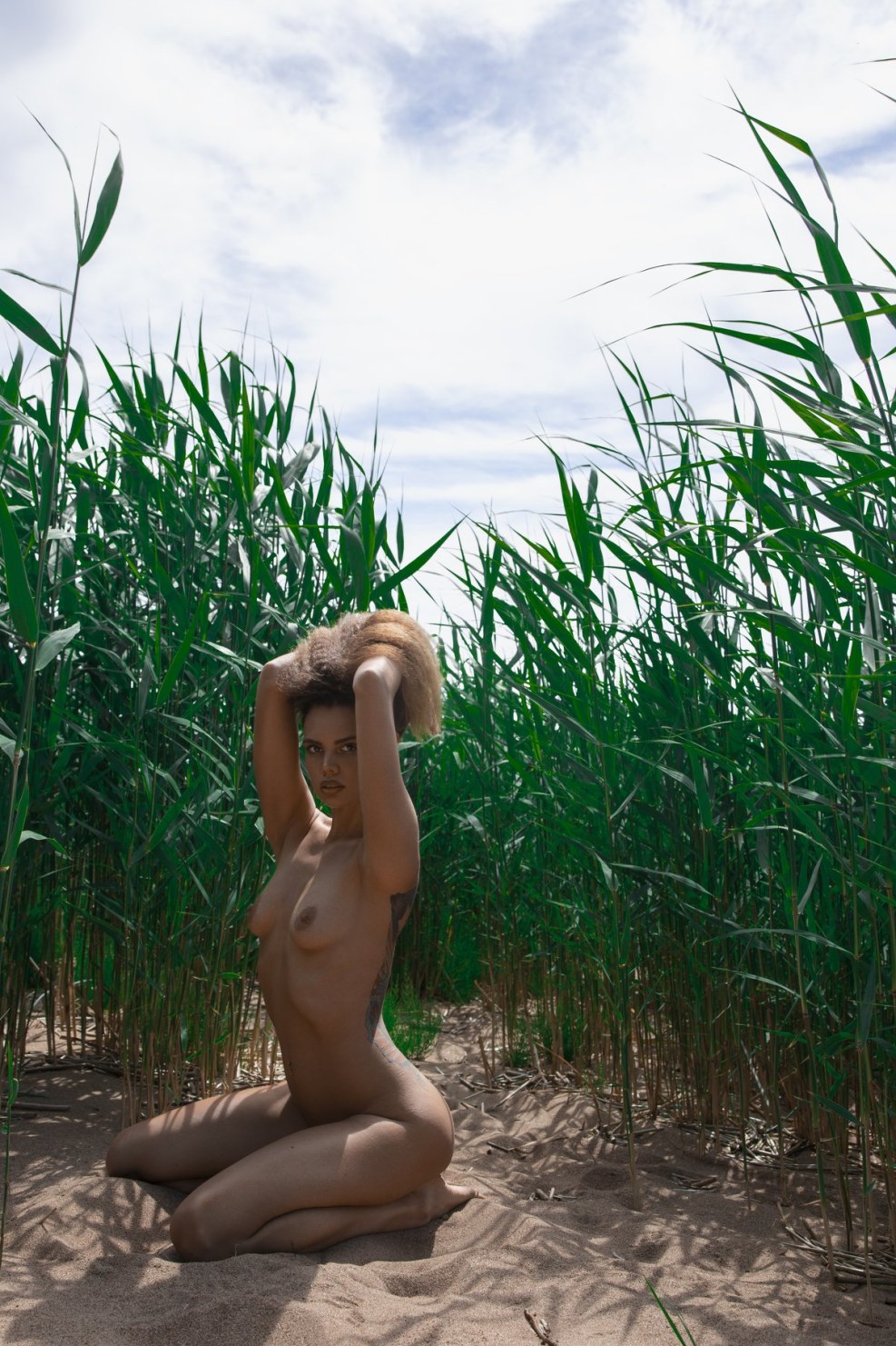 Blogger Tamara grass naked