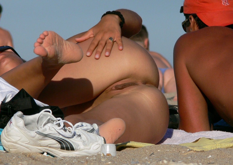 Peeping on a nudic beach