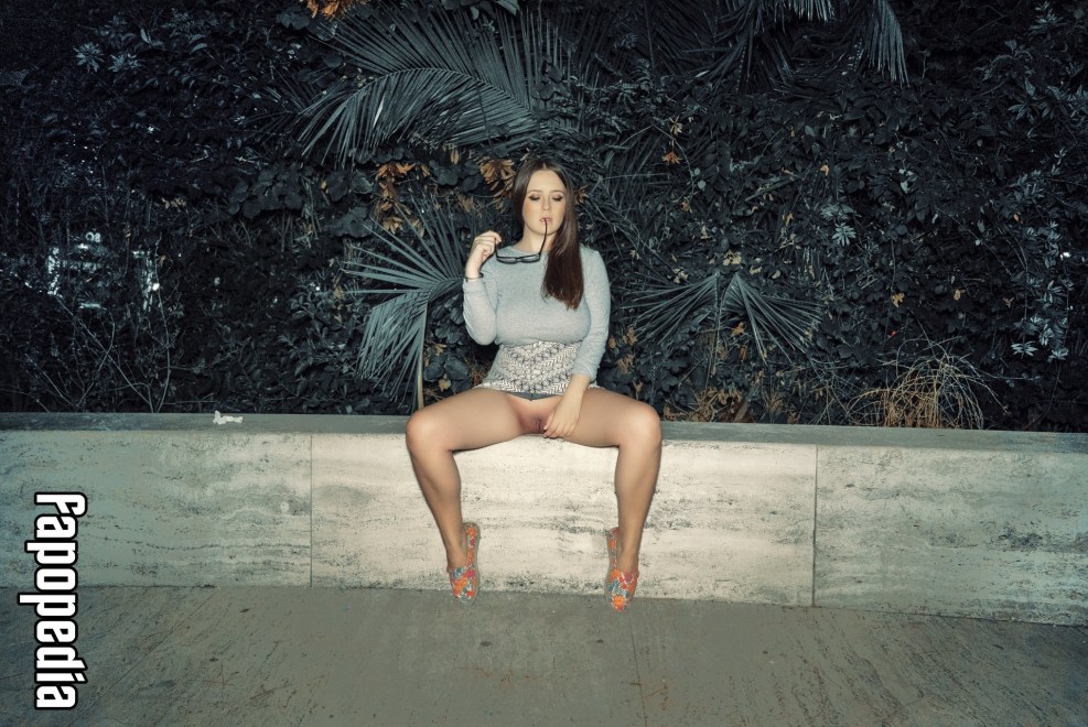 Tits Mayer Lil Italy