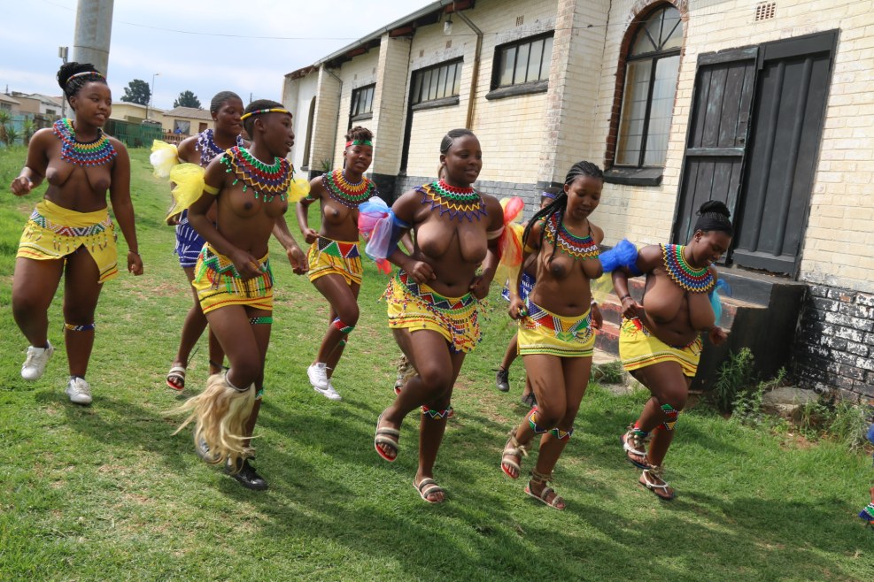 Naked Zulussian women
