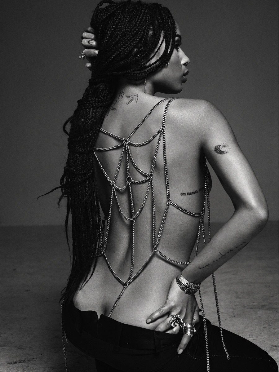 Zoe Kravitz naked without panties