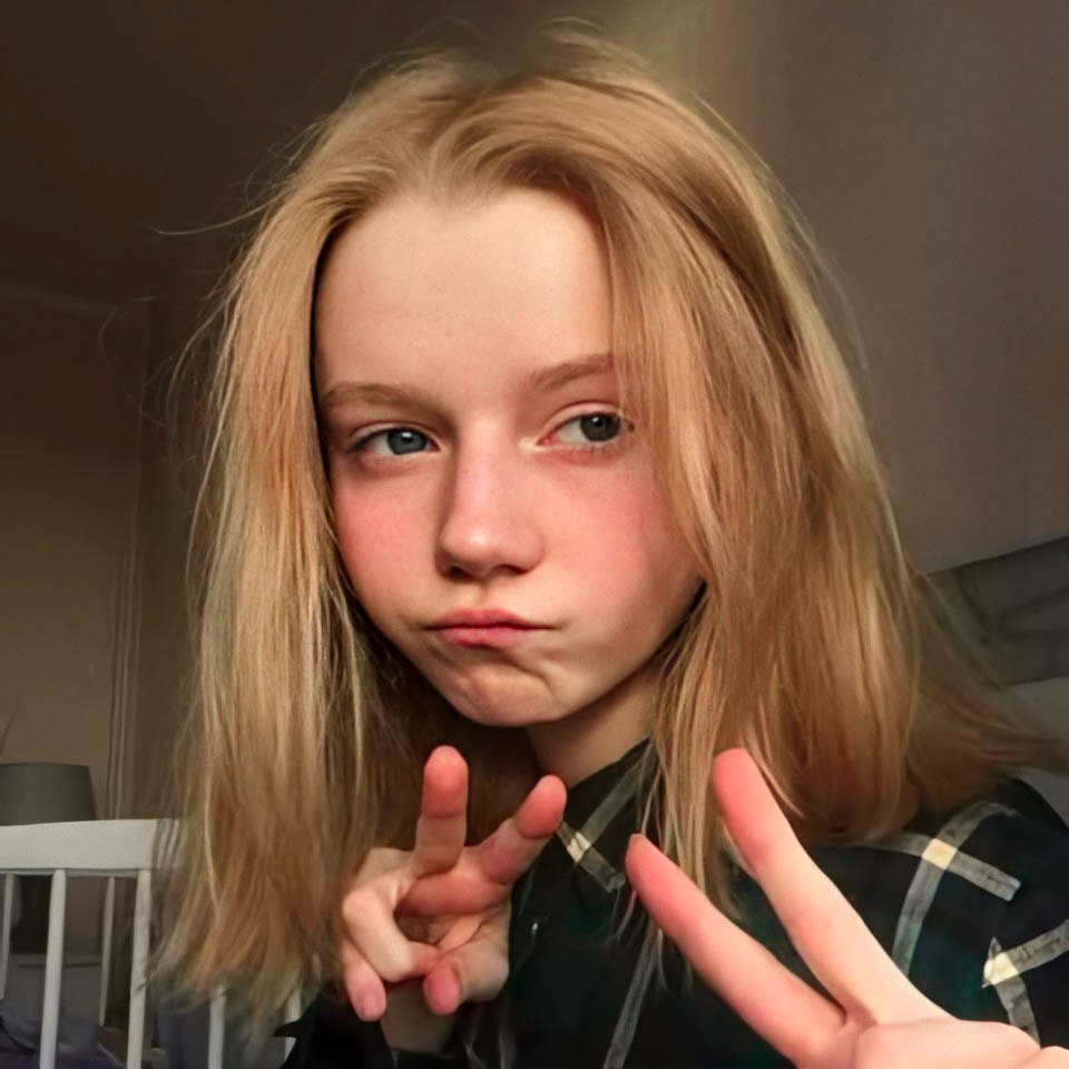 Cosplayers Belle Dolphin