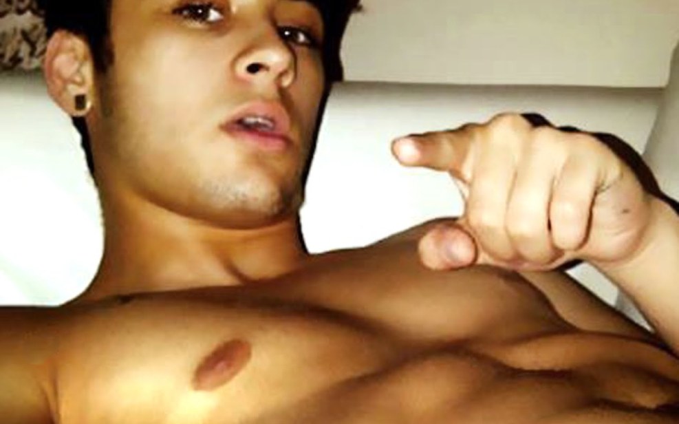 Gigi Hadid and Zane Malik kiss