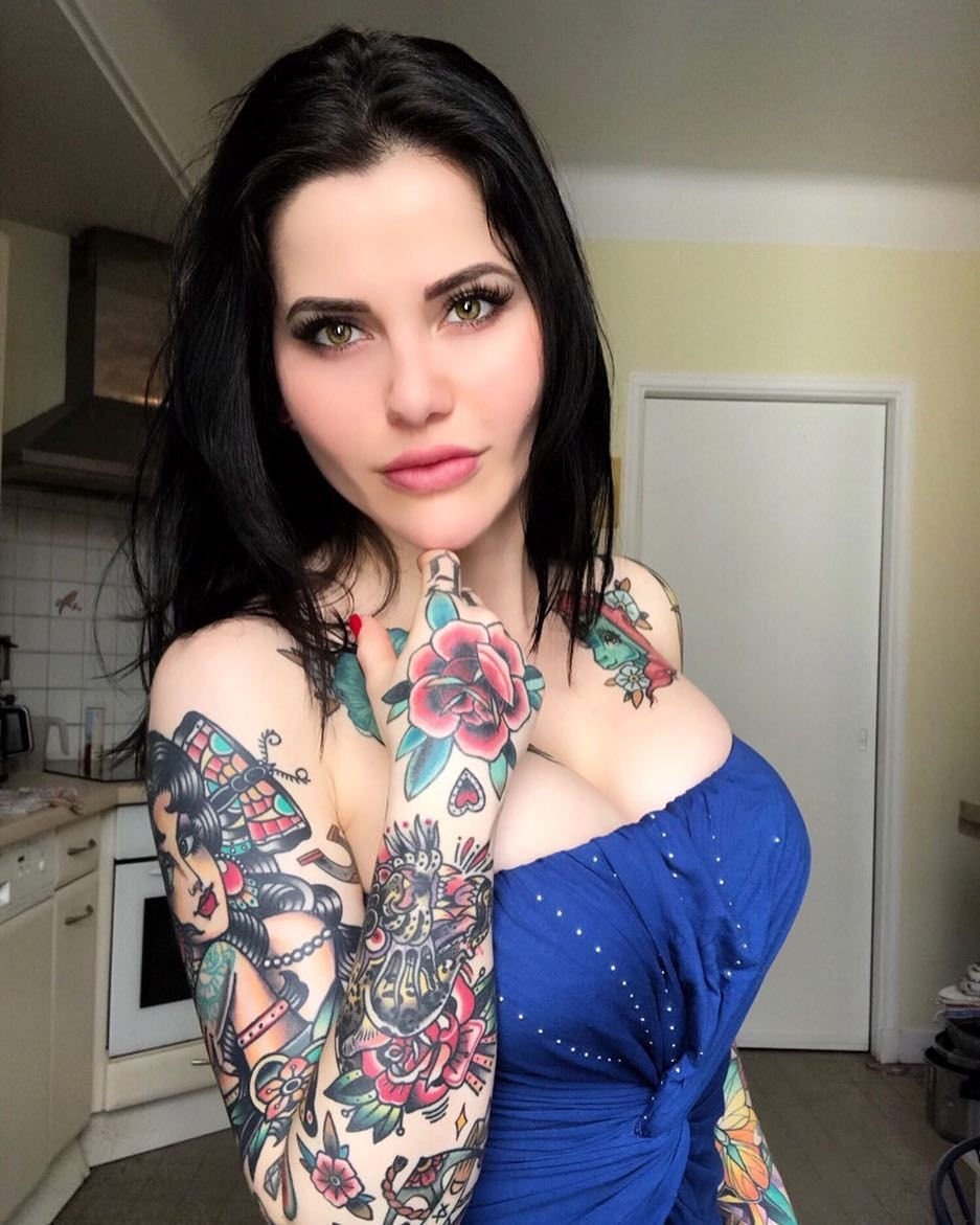 Tattoo model Aurore Pariente naked