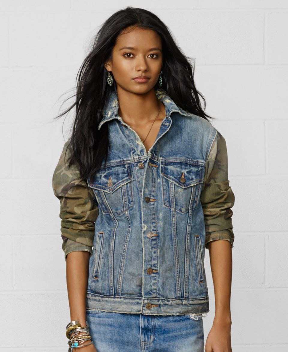 Kiara Lorens in shorts