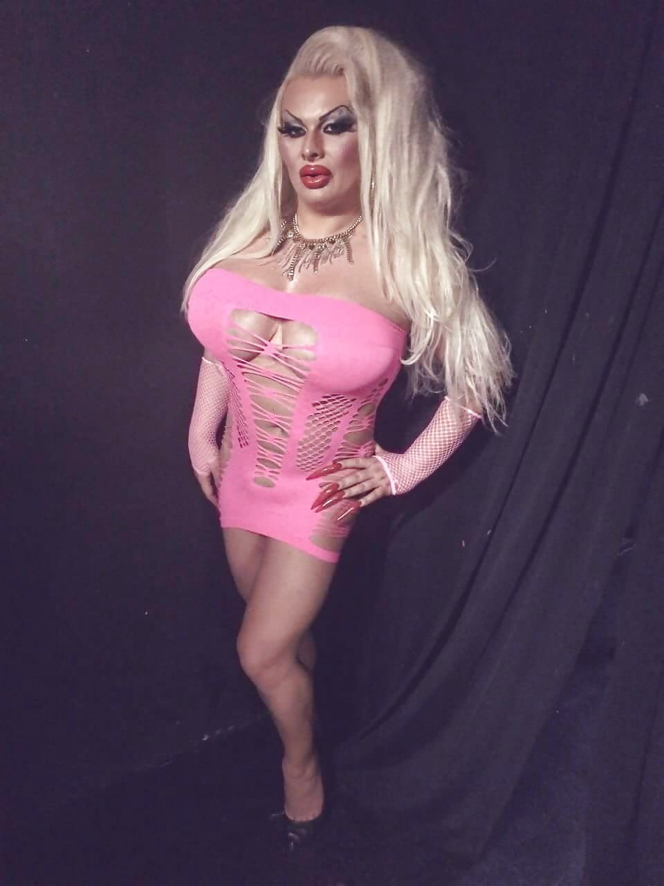Bimbo doll in latex