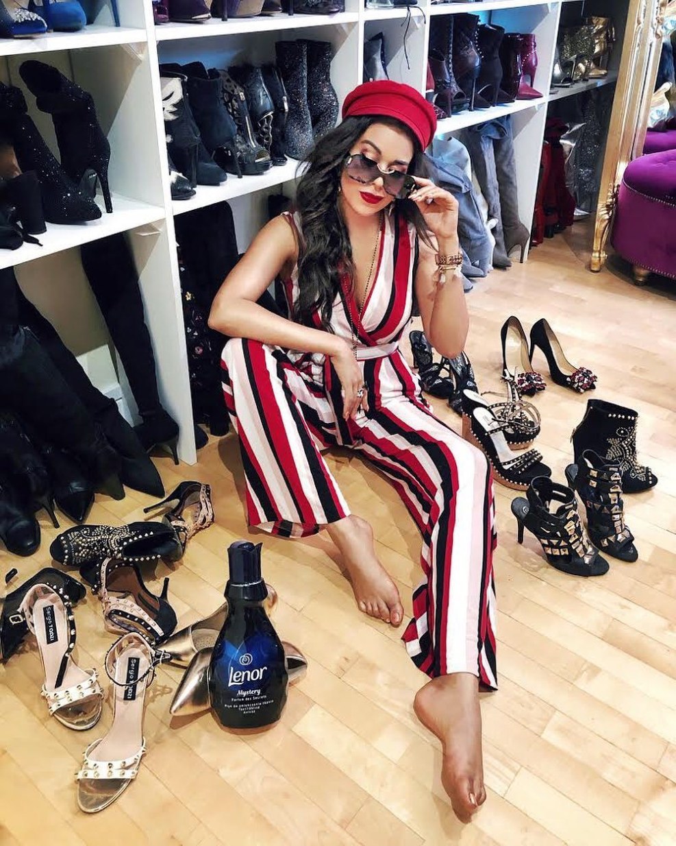 Tamara Lempitska Hand holding a bouquet of flowers