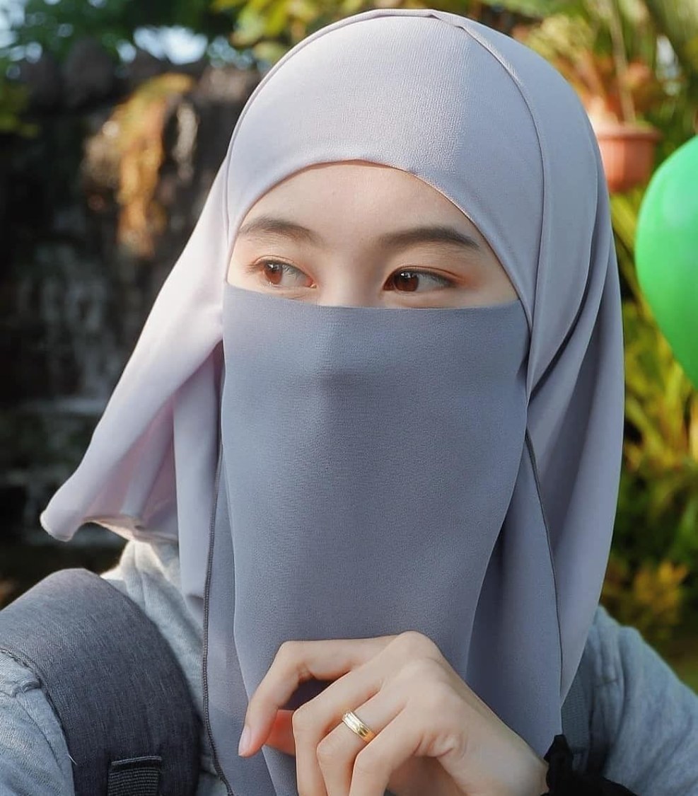 Muslim handbag is small