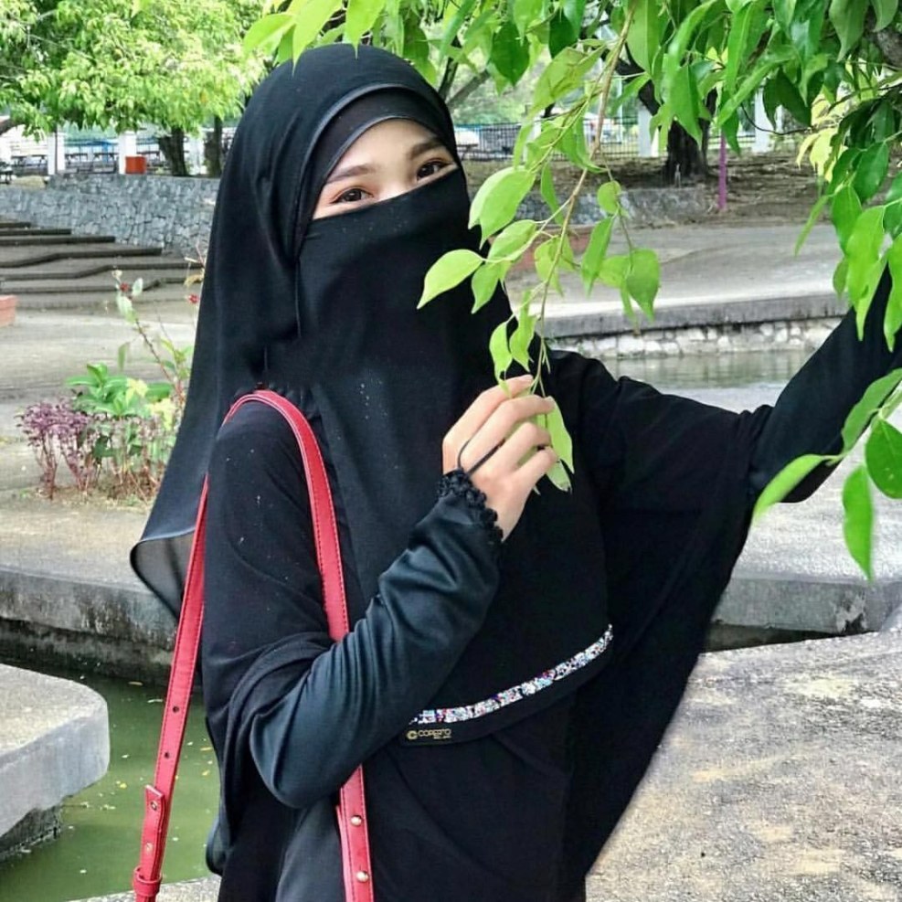 Photo on the status of a Muslim woman