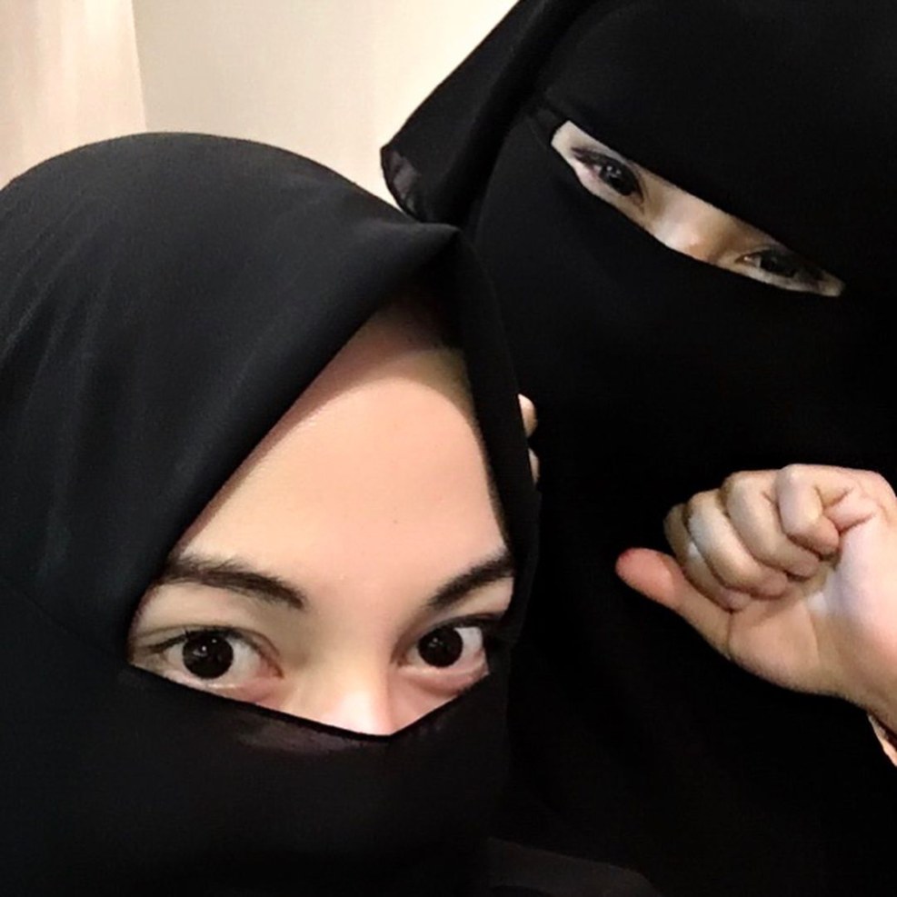 Women of Saudi Arabia in Nikabe Uzskvirt